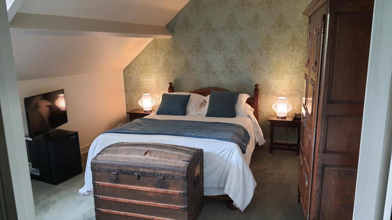 Logis - Hotel & Restaurant Le Gonfalon Germigny-l'Eveque Екстериор снимка