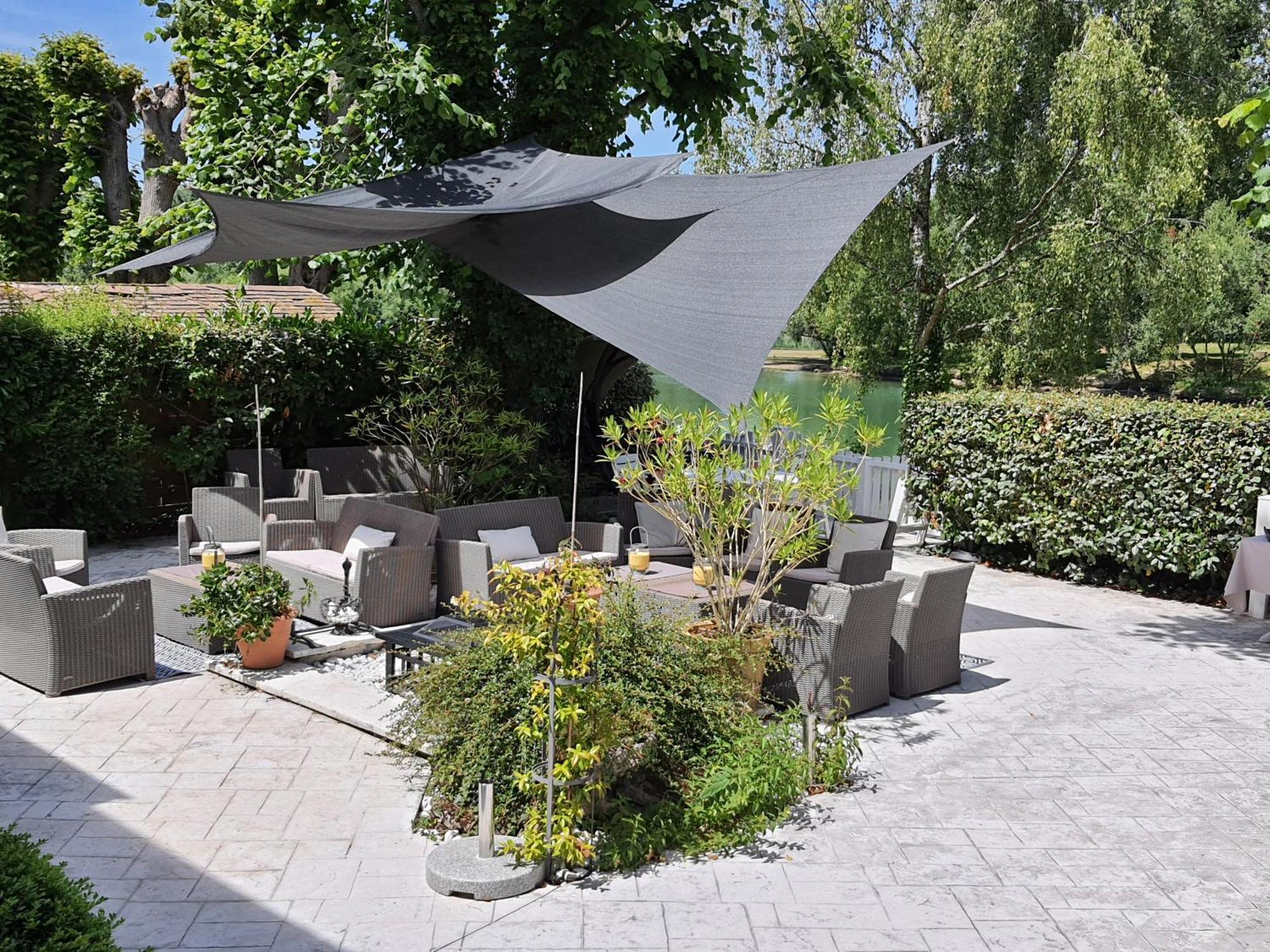 Logis - Hotel & Restaurant Le Gonfalon Germigny-l'Eveque Екстериор снимка