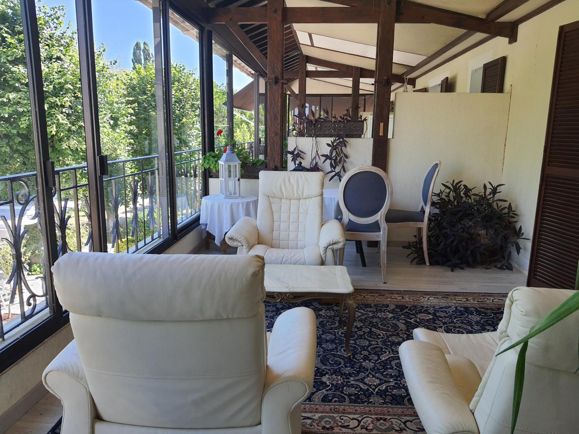 Logis - Hotel & Restaurant Le Gonfalon Germigny-l'Eveque Екстериор снимка