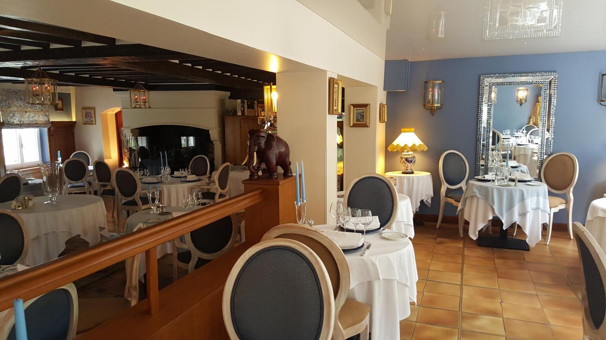 Logis - Hotel & Restaurant Le Gonfalon Germigny-l'Eveque Екстериор снимка