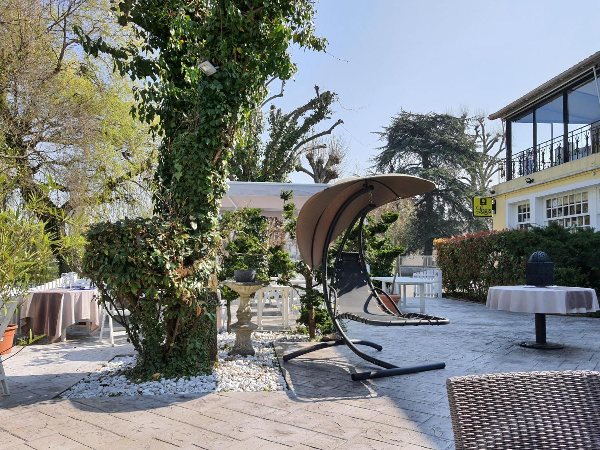 Logis - Hotel & Restaurant Le Gonfalon Germigny-l'Eveque Екстериор снимка