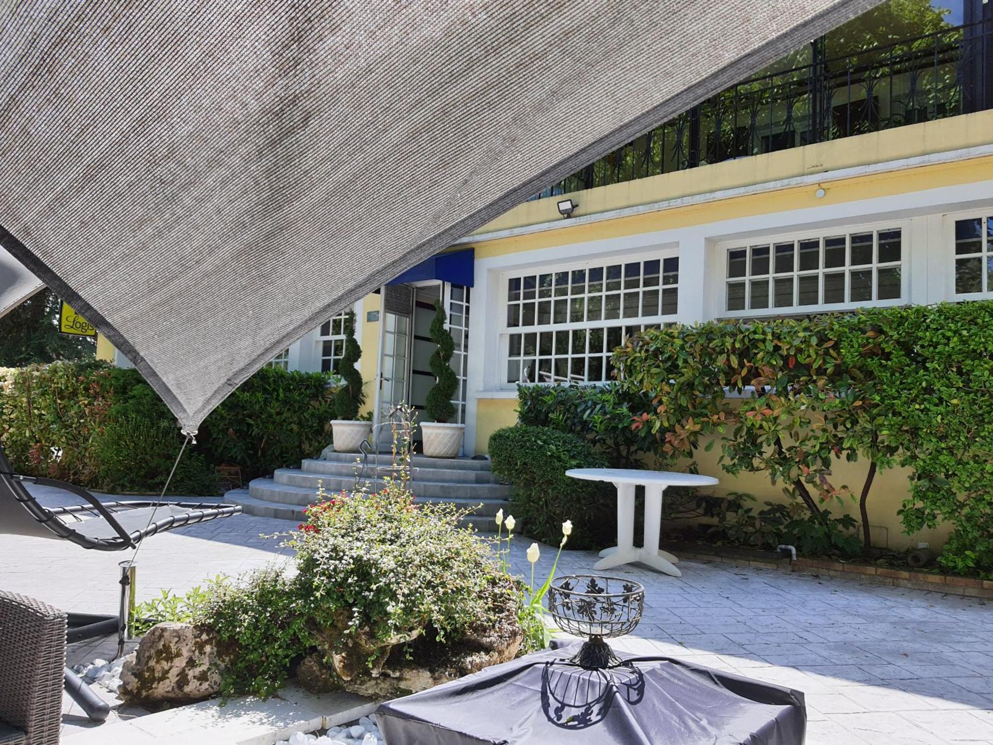 Logis - Hotel & Restaurant Le Gonfalon Germigny-l'Eveque Екстериор снимка