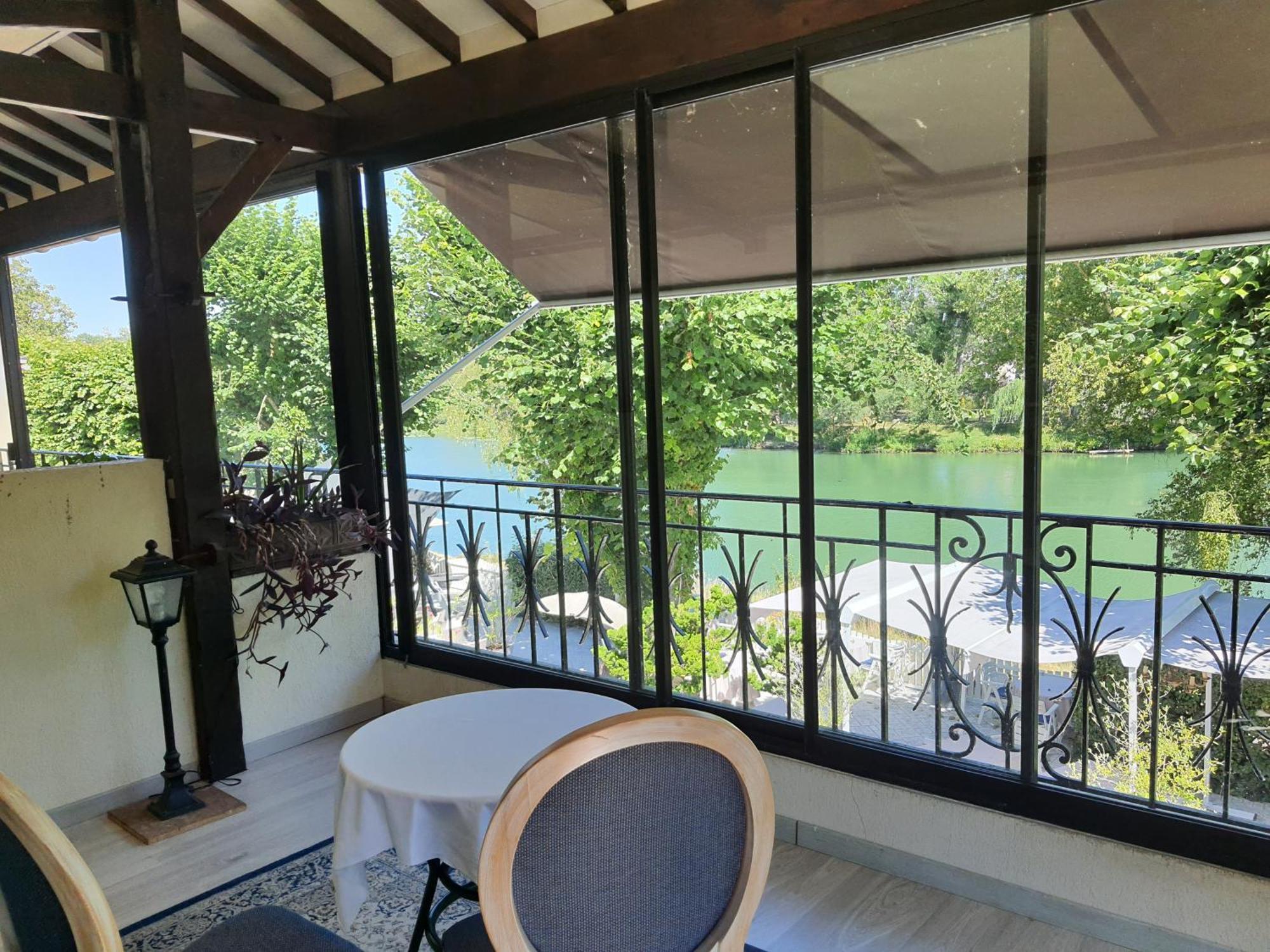 Logis - Hotel & Restaurant Le Gonfalon Germigny-l'Eveque Екстериор снимка