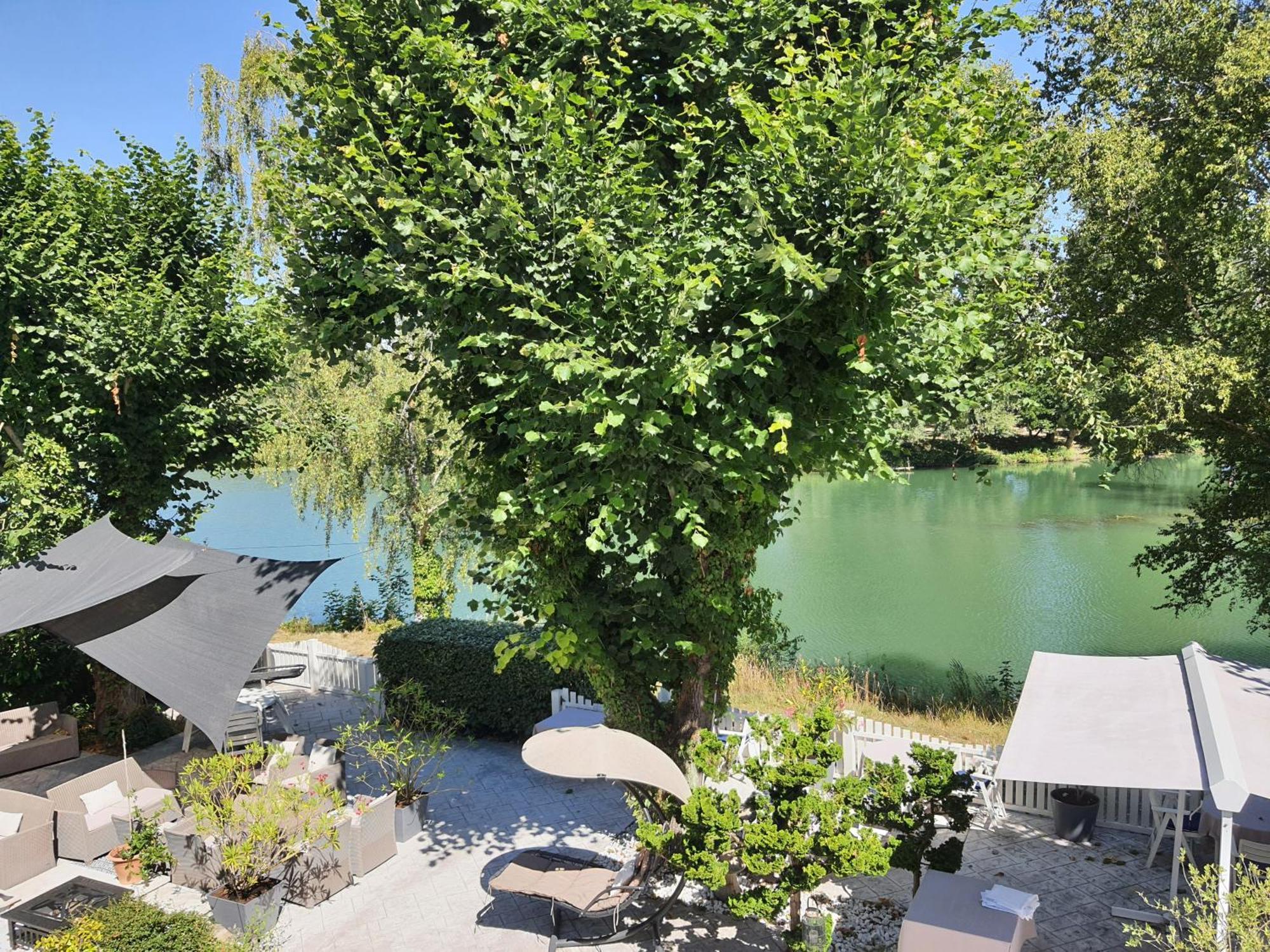 Logis - Hotel & Restaurant Le Gonfalon Germigny-l'Eveque Екстериор снимка