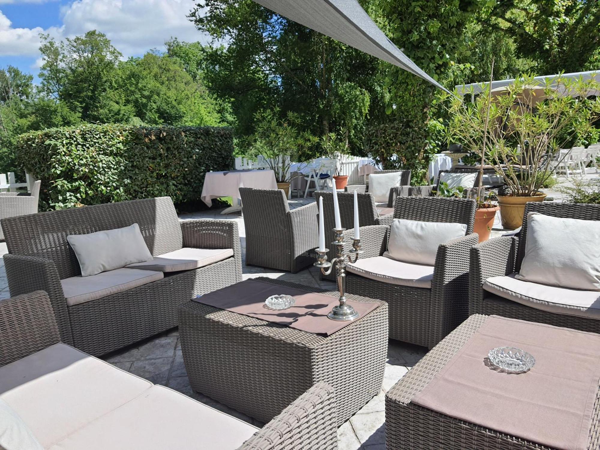 Logis - Hotel & Restaurant Le Gonfalon Germigny-l'Eveque Екстериор снимка