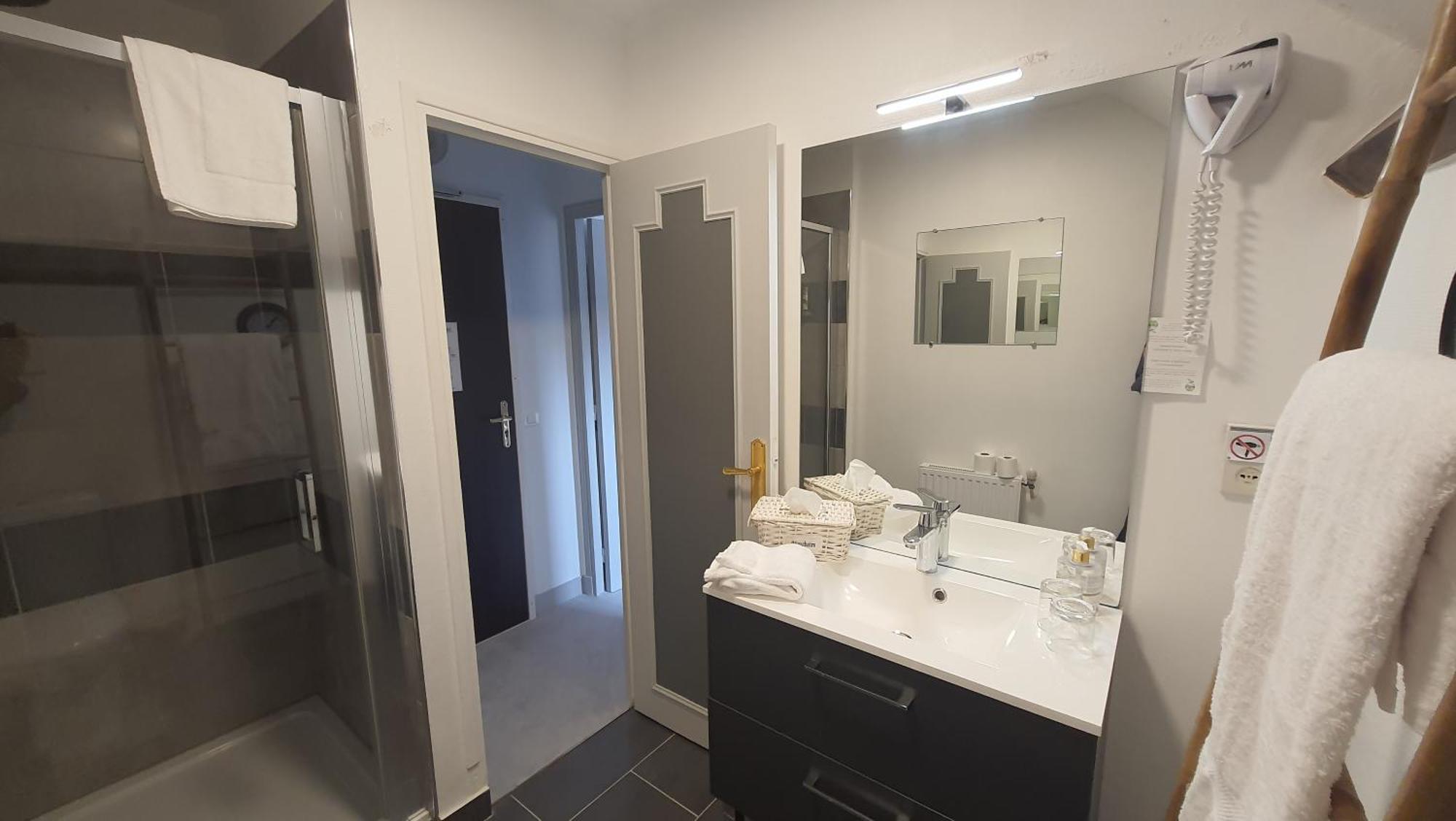 Logis - Hotel & Restaurant Le Gonfalon Germigny-l'Eveque Екстериор снимка