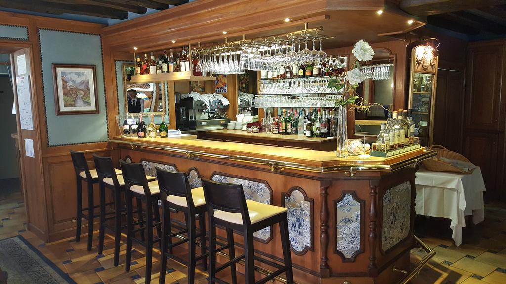 Logis - Hotel & Restaurant Le Gonfalon Germigny-l'Eveque Екстериор снимка