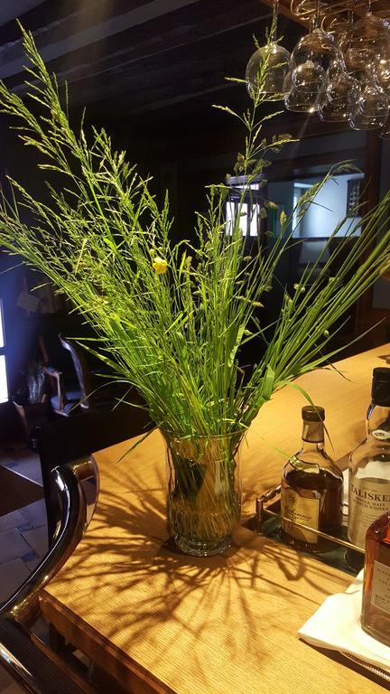 Logis - Hotel & Restaurant Le Gonfalon Germigny-l'Eveque Екстериор снимка