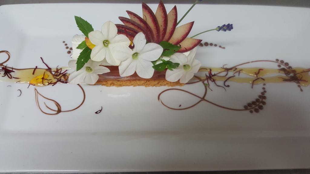 Logis - Hotel & Restaurant Le Gonfalon Germigny-l'Eveque Екстериор снимка