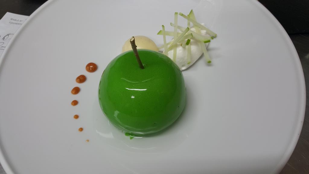 Logis - Hotel & Restaurant Le Gonfalon Germigny-l'Eveque Екстериор снимка