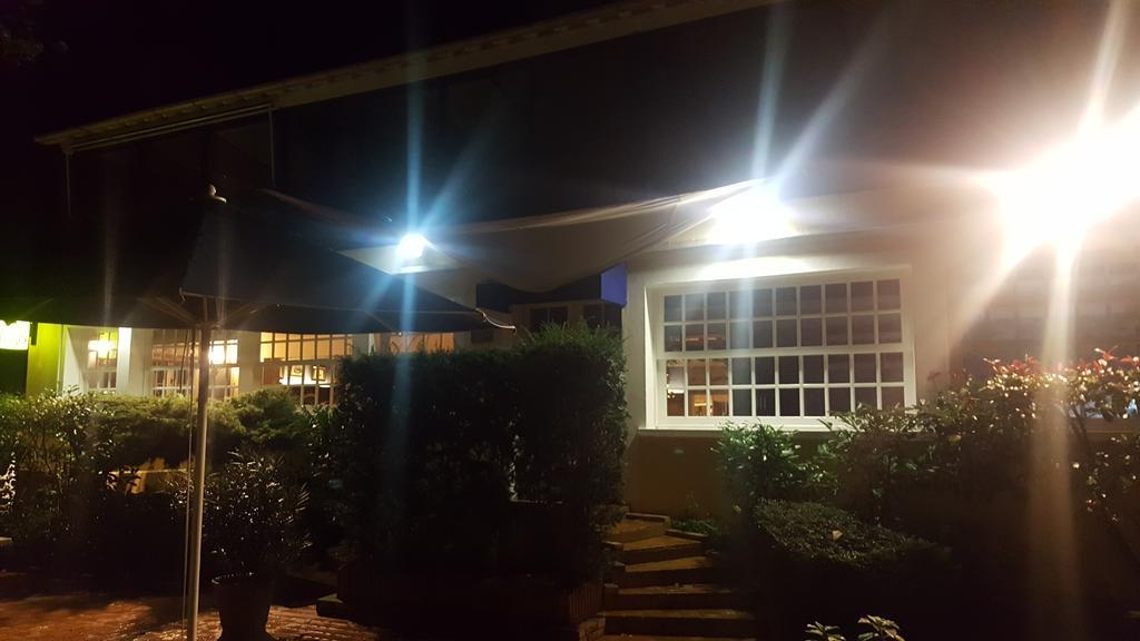 Logis - Hotel & Restaurant Le Gonfalon Germigny-l'Eveque Екстериор снимка