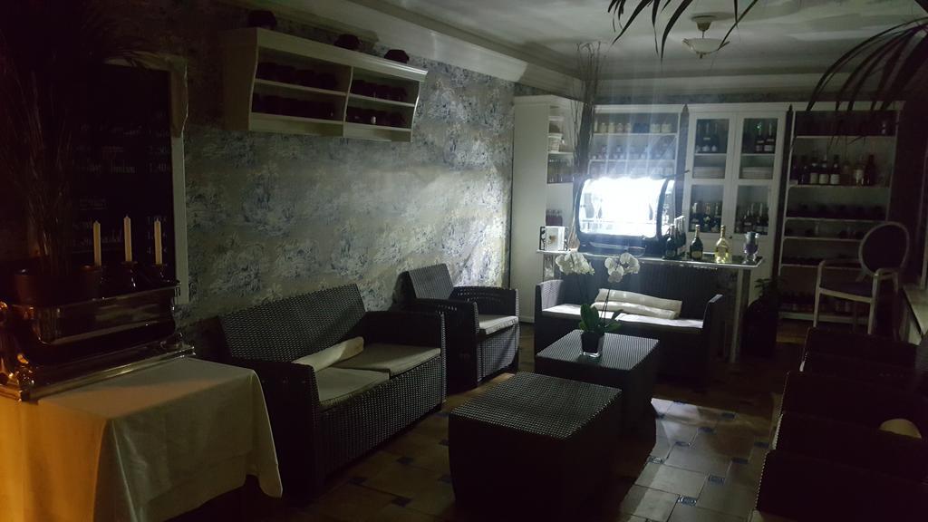 Logis - Hotel & Restaurant Le Gonfalon Germigny-l'Eveque Екстериор снимка