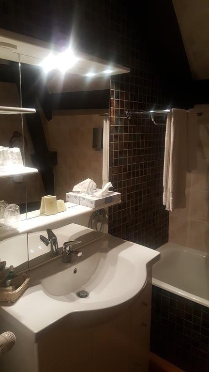 Logis - Hotel & Restaurant Le Gonfalon Germigny-l'Eveque Екстериор снимка