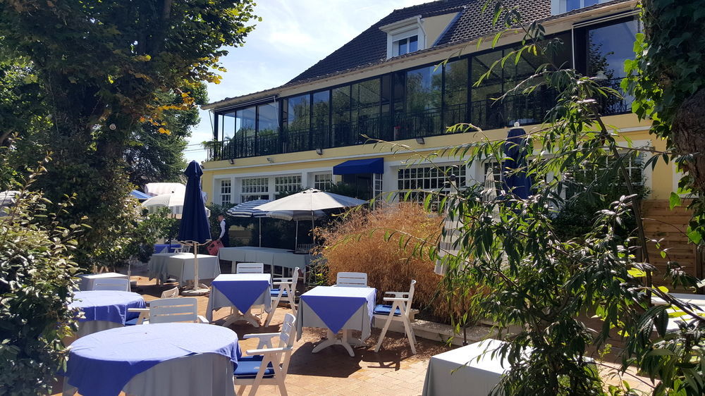 Logis - Hotel & Restaurant Le Gonfalon Germigny-l'Eveque Екстериор снимка