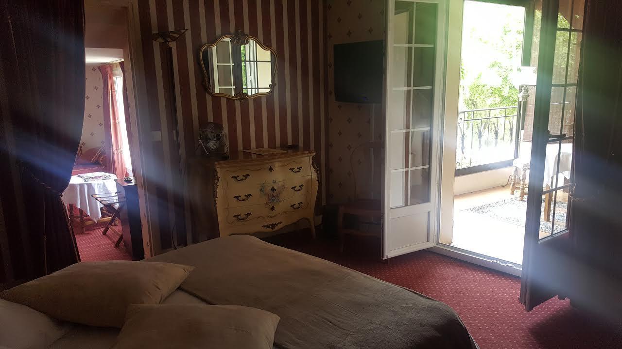Logis - Hotel & Restaurant Le Gonfalon Germigny-l'Eveque Стая снимка